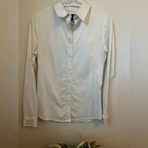 Banana Republic. Non-Iron Fitted White Button Down. Long Sleeve. Size 6